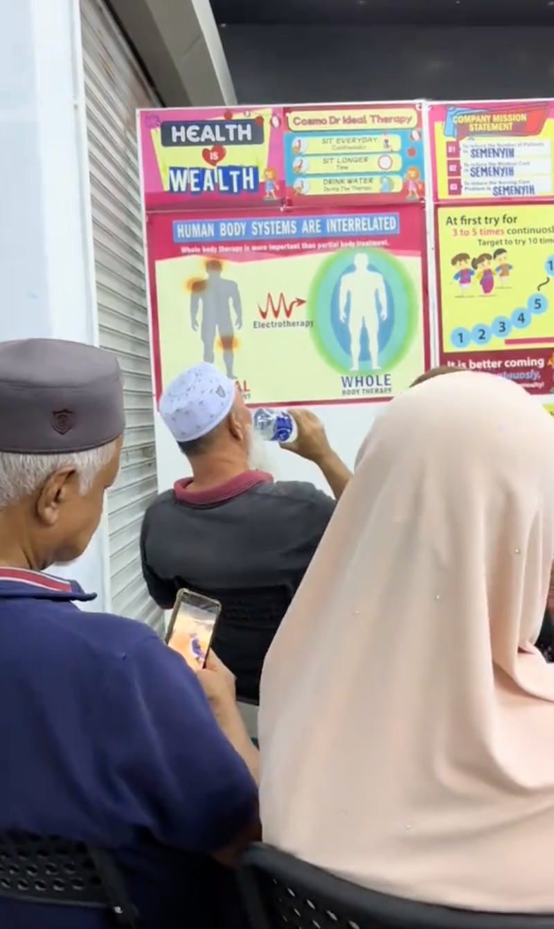 Aksi romantik warga emas